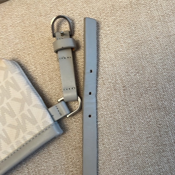 Michael Kors MK Vanilla Signature Logo Belt Wallet
Large Waist Pouch Bag - Picture 11 of 11